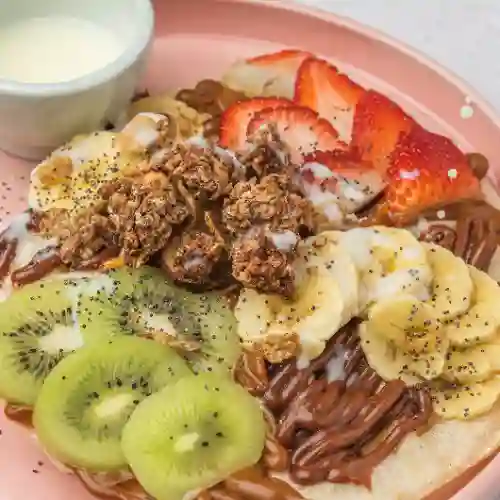 Waffle de Yuca con Banano y Fresas