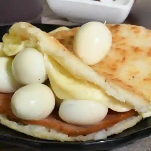 Arepa Jamón, Queso y Huevos de Codorniz
