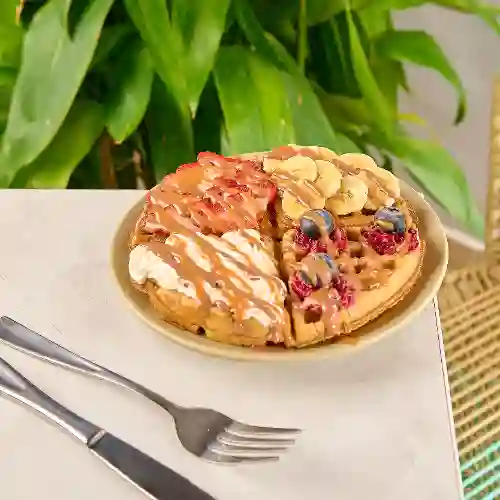 Waffles con Frutas y Yogur Griego