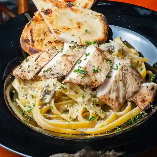 Pasta alfredo con pollo