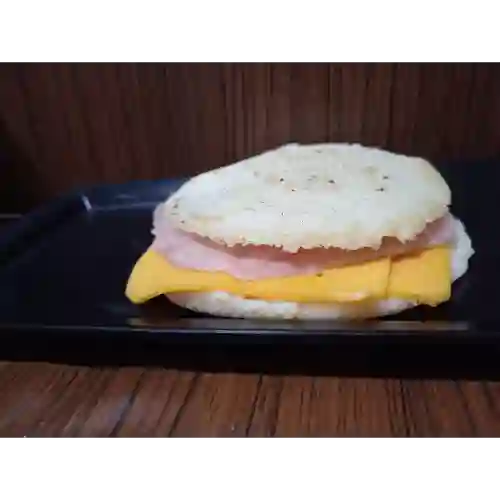 Arepa con Jamón y Queso