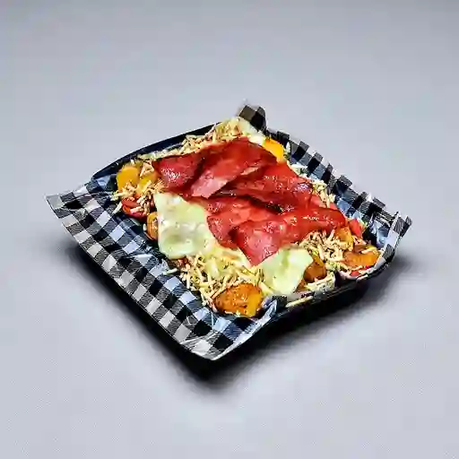 Salchipapa con tocineta