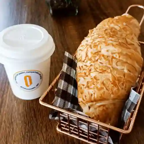 Croissant con Bebida Caliente