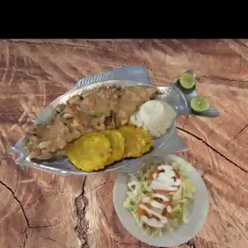 Posta de Pescado en Salsa de Mariscos