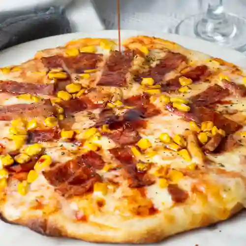 Pizza con Tocineta y Maíz