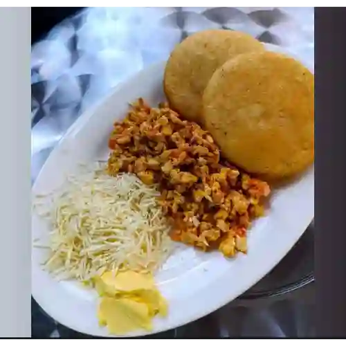 Huevos Revueltos con Queso y Arepas