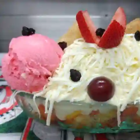 Ensalada de Frutas Corriente con Helado