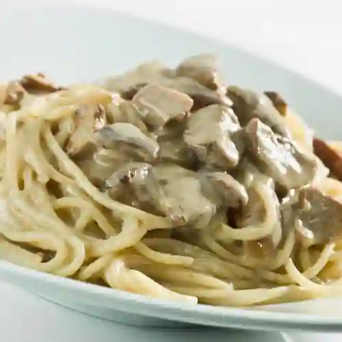 Espaguetis Carne a la Crema + Francesa