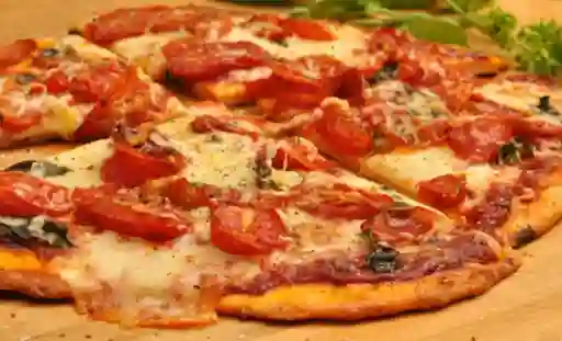 Mozzarella, jamón, tomate y ajo