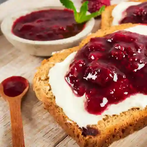 Tostadas de Queso Crema y Moras