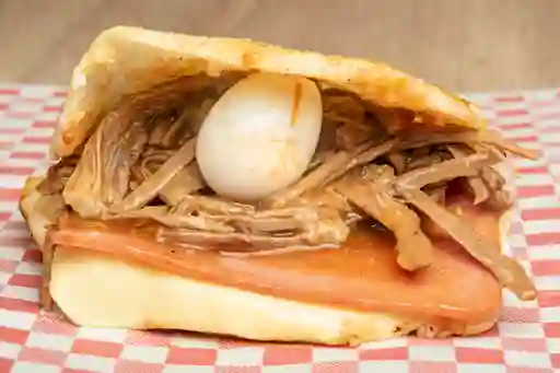 Arepa con Carne, Jamón y Queso