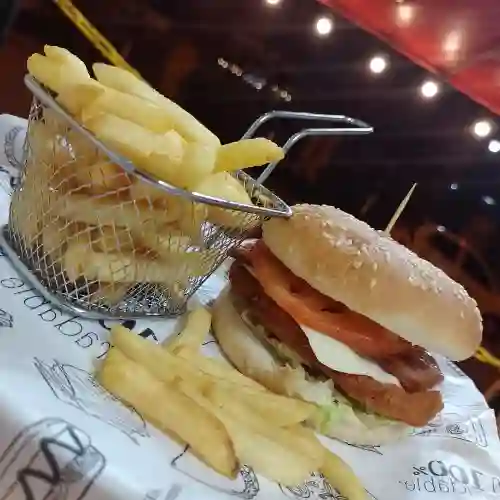 Hamburguesa de Pollo Apanado con Papas