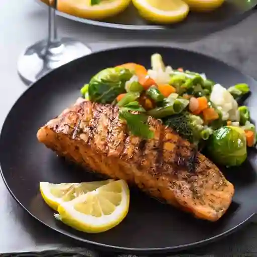 Salmon en Salsa Marinera