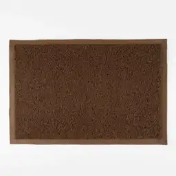 Material: Pvc. Ideal Para Colocar en Entradas. Material Resistente al Tráfico y la Intemperie. Fácil de Lavar. Diseño Césped. Antideslizante. Atrapa Polvo. Tapete Para Entrada. Dimensiones: 40 x 60  cm. Color: Café. Material: Caucho. Sku 155399