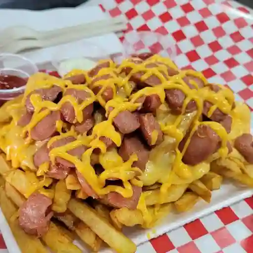 Salchipapa gratinada con pollo