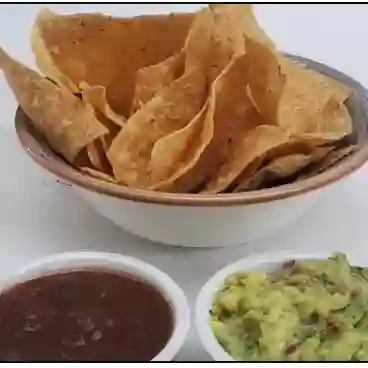Totopos con Guacamole