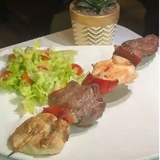 Pincho mixto (pollo y res).