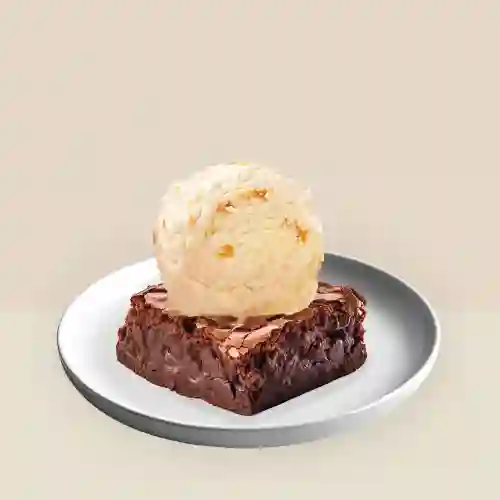 Brownie con Helado de Macadamia