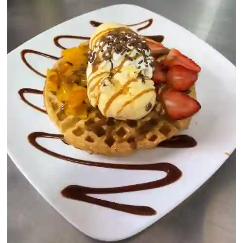 Waffle de duraznos y fresas