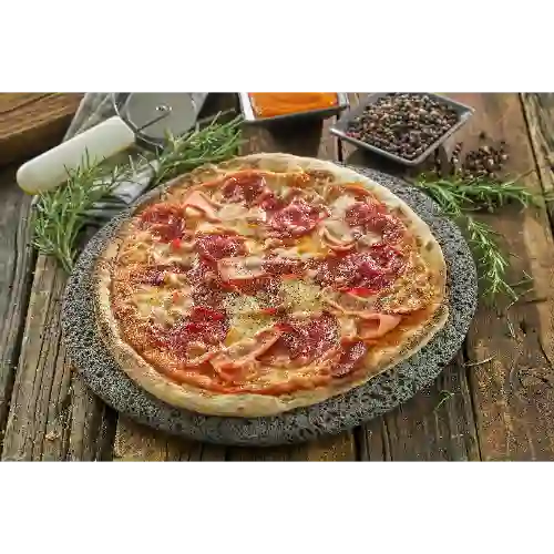 Pizza Chorizo, Pepperoni y Jamón Mediana