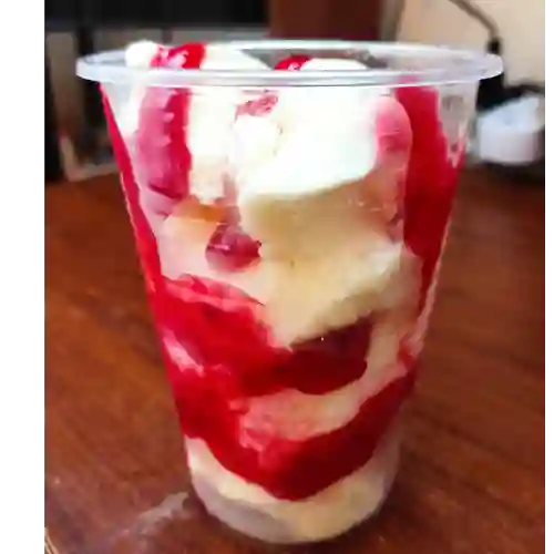 Sundae de Frutos Rojos 12 Onzas.