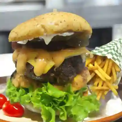 Hamburguesa Especial Doble con Papas