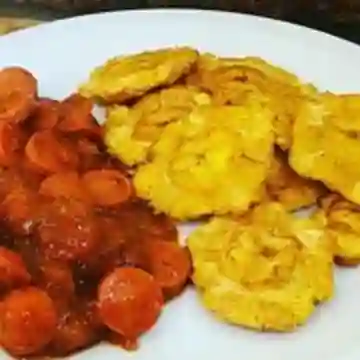 Patacon Salchicha en Salsa