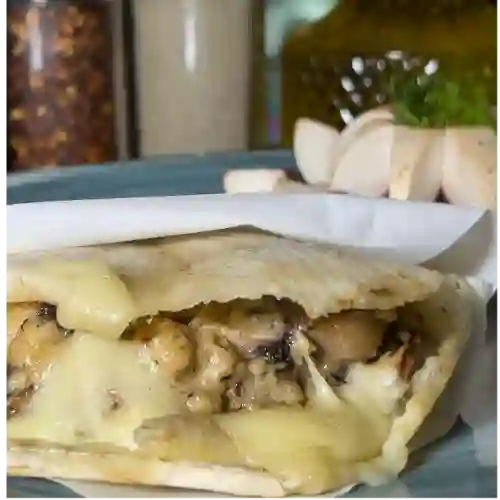 Arepa de Pollo en Salsa de Champiñones