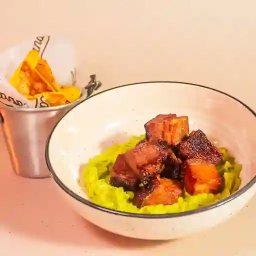 Guacamole con pork belly