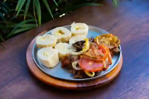 Hígado Encebollado con Acompañamiento