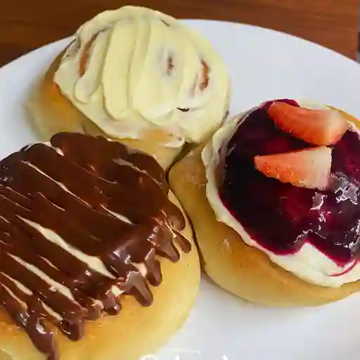 Rollo de canela con frutos rojos x2