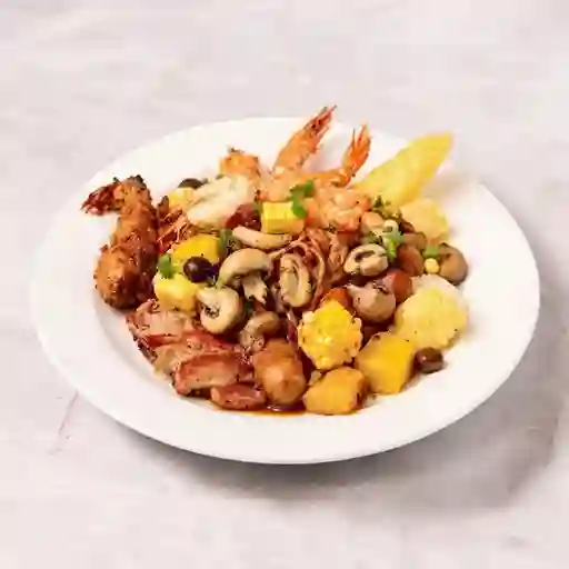 Pernil De Cerdo, Costilla Ahumada, Camarón, Chicharrón, Tocineta, Chorizo, Piña, Maicitos, Champiñones, Raices, Plátano Maduro