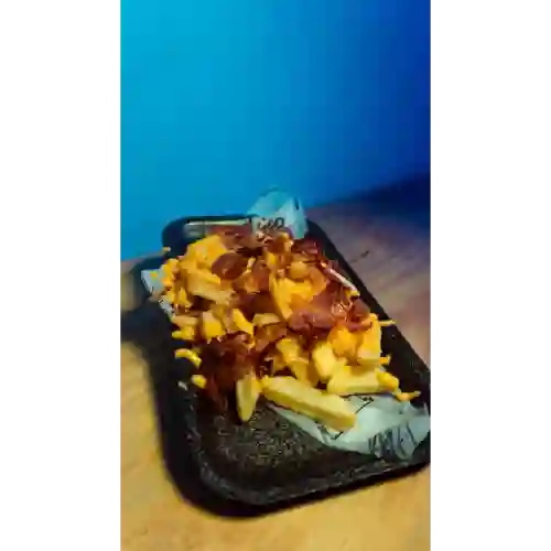 Papas con Queso Cheddar y Tocineta