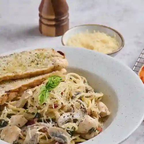 Pasta Alfredo con Pollo