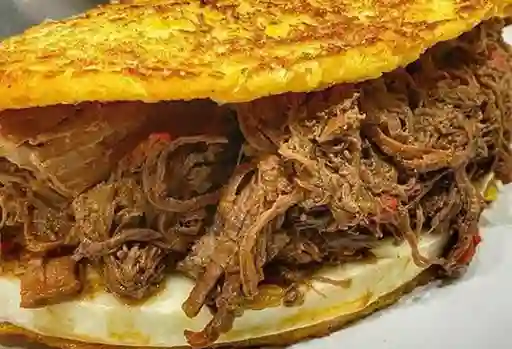 Cachapa con Carne y Queso