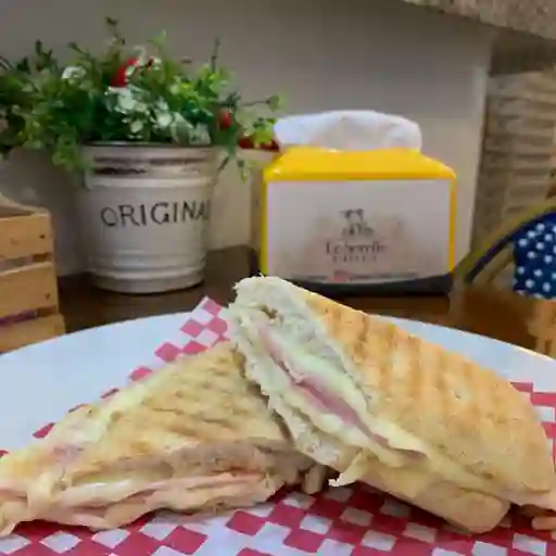Panini de jamón y queso
