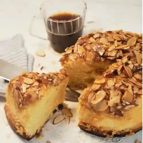 Torta de Almendras Bañadas en Maracuya