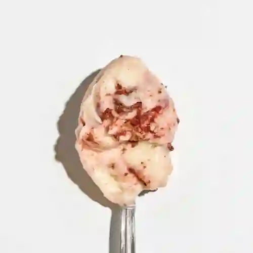 Helado con Cintas de Fresa y Brownie