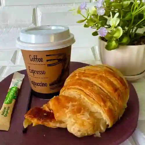Hojaldra Hawaina+café con Leche
