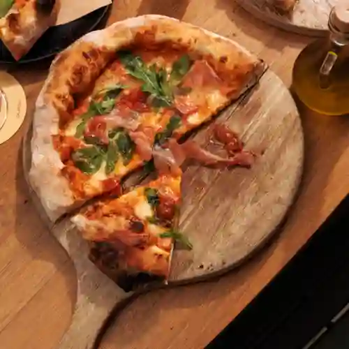Pizza de Jamón y Rúgula