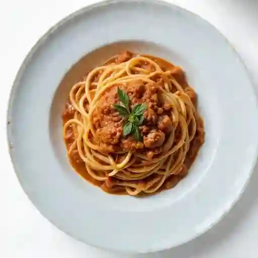Pasta de la casa con crema bolonesa