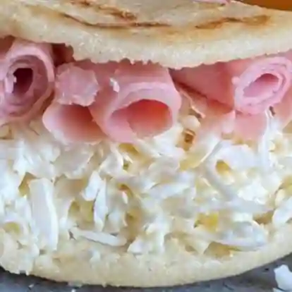 Arepa de Jamon y Queso