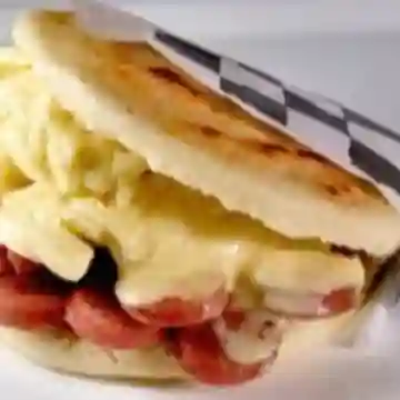 Arepa con Chorizo y Queso