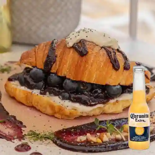 Combo Croissant Arandanos y Queso Azul + Corona 210 ml