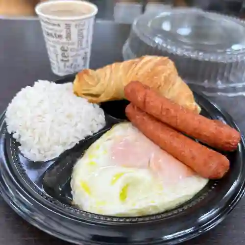 Desayuno Cacerola con Dos Salchichas