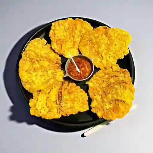 Patacón con Hogao y Aguacate