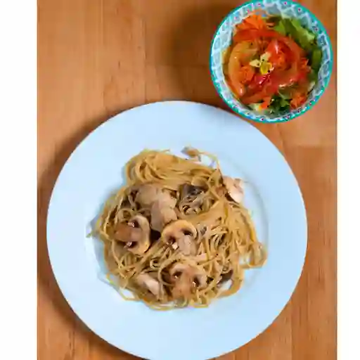 Pasta pollo champiñones larga