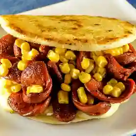 Arepa rellena de chorizo con maíz