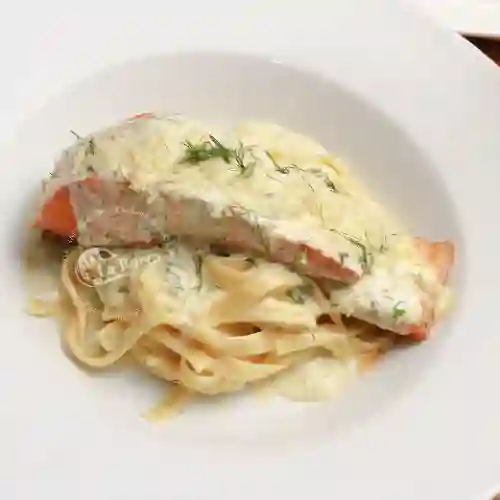 Fetuccine y Salmón en Salsa Menier y Eneldo