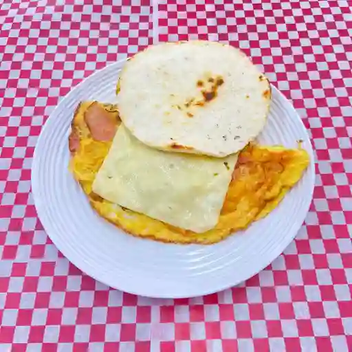 Huevos en omelette con pollo